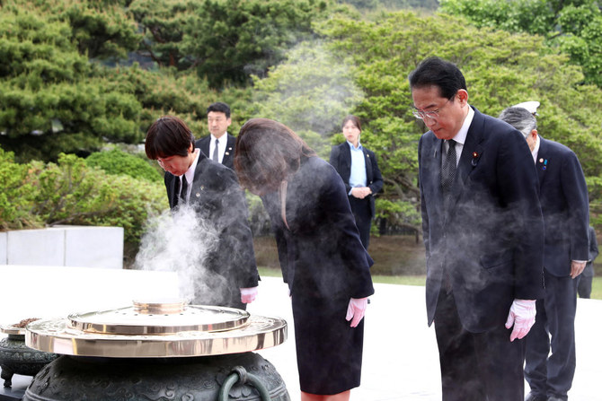 韓国のソウル国立墓地を訪問し黙祷する岸田文雄首相と裕子夫人。（ロイター）