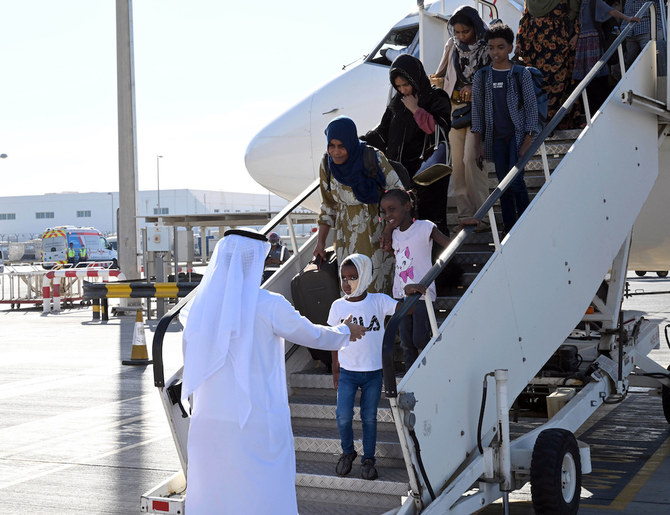 この飛行機には、病人、子ども、高齢者、女性など、弱い立場の避難者が乗っていた。(WAM)