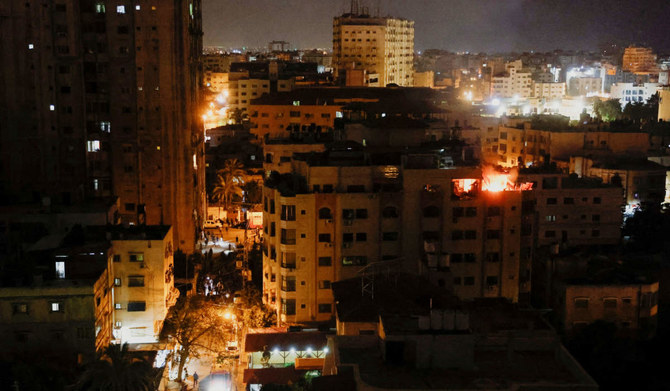 イスラエル軍が2023 年 5 月 9 日、ガザでイスラム聖戦の標的を攻撃した後、建物で火が燃えていると発表した。（ロイター）