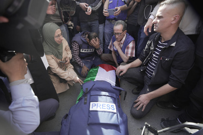 ヨルダン川西岸の町ジェニンで、アルジャジーラの同僚だったシリーン・アブアクレ氏の遺体を囲むジャーナリストたち。(AP) 