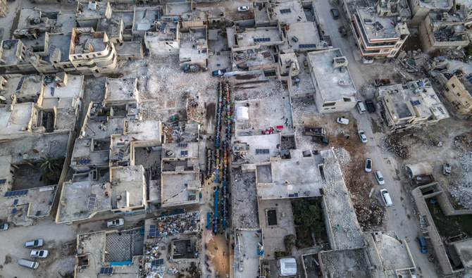 2023年3月31日、アレッポ県西部の田園地帯にあるアタレブの町で行われた大規模イフタールに参加する2月6日の地震で被災した地元住民。（AFP）