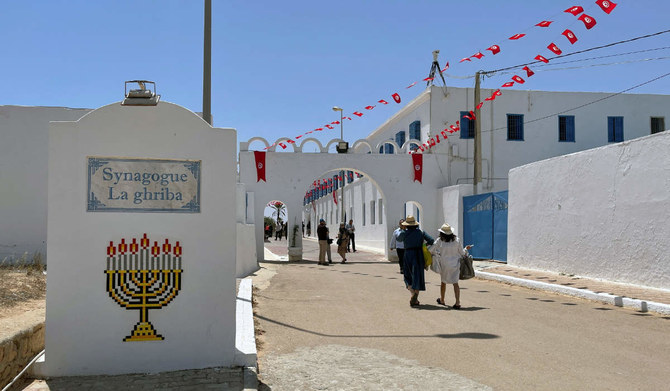 チュニジア・ジェルバ島の毎年恒例の巡礼において、グリバ・シナゴーグを訪問するユダヤ教の礼拝者（2022年5月18日）。（ロイター）