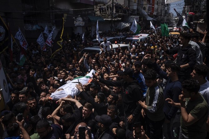 2023年5月9日（火）ガザ市における葬儀で、イスラエルの空爆で亡くなったパレスチナ人の遺体を会葬者らが運ぶ。(AP)