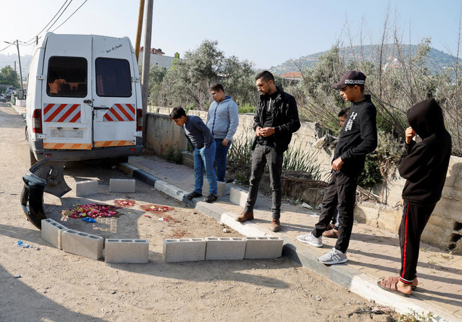 イスラエルによる急襲中にパレスチナ人2人が殺害された現場付近に立つ住民たち。ヨルダン川西岸地区北部のカバティヤで2023年5月10日に撮影。（ロイター）