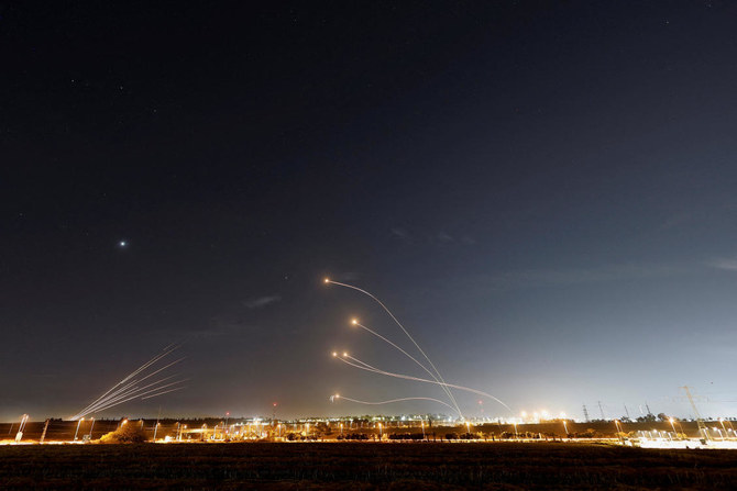 2023年5月10日、イスラエルのスデロットで、ガザ地区から発射されたロケット弾を迎撃するイスラエルの対ミサイルシステム「アイアンドーム」。（ロイター通信）