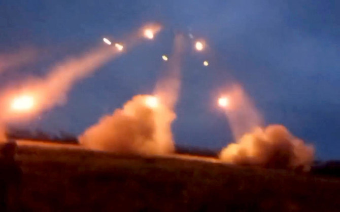 ロシアによるウクライナへの攻撃の最中、バフムートと伝えられる場所で多重発射ロケットシステムを撃つウクライナ第57旅団（ロイター）