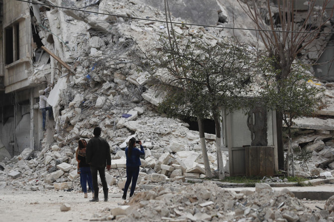 2023年2月27日、シリアのアレッポにて、今回の地震で破壊された建物のそばに立つ人々。（AP/ファイル）