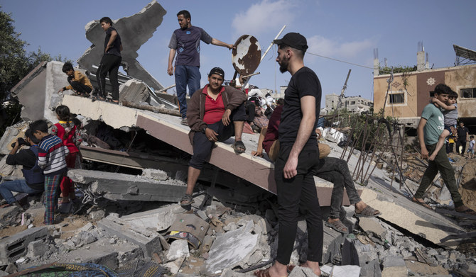 2023年5月12日（金）、ガザ地区北部のベイトラヒアで、イスラエルの空爆を受けた家の瓦礫を確認するパレスチナの人々。(AP)
