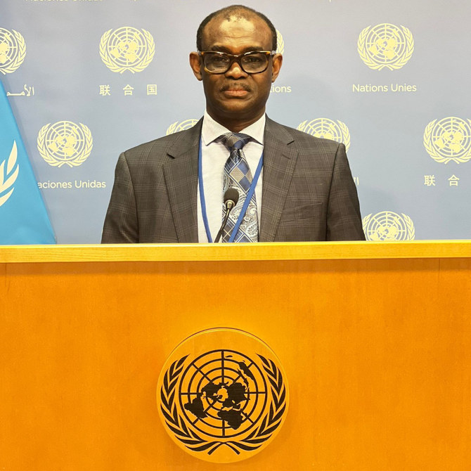 12日、国連本部でスーダンの動向について記者会見するスーダンのアル・ハーリス・イドリス・アル・ハーリス・モハメド国連大使（中央）。（ツイッター：@SudanMissionUN）