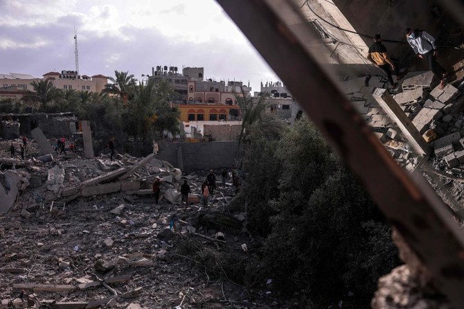 ガザ地区中心部のデイル・アルバラで、イスラエル軍の空爆を受けた建物の瓦礫をかき分ける人々。(AFP通信)