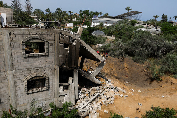 イスラエル軍とパレスチナ武装勢力の衝突が続く中、ガザ地区中央部の町デル・アル・バラで、イスラエル軍の空爆により損傷した建物。(5月12日、ロイター)   