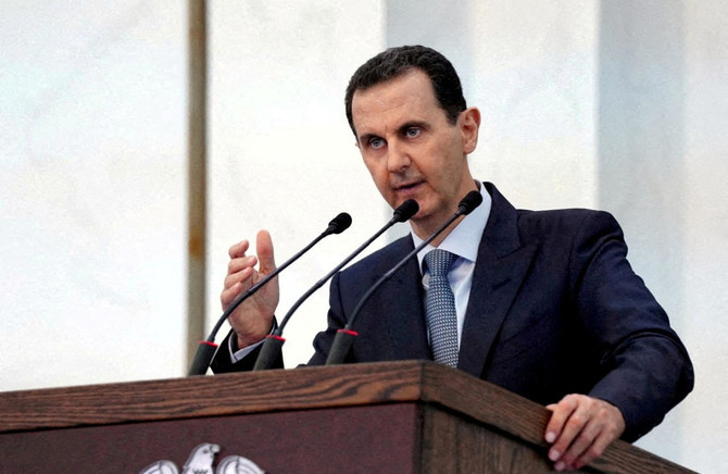 新たに選出された議会議員らに向かって演説するシリアのバッシャール・アル・アサド大統領。シリアのダマスカス。2020年8月12日にSANAが公開した資料より。（ファイル/ロイター）