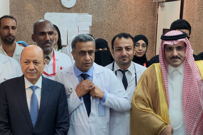 2023年5月10日、サウジアラビアによる数億ドル規模の平和を推進する復興開発プロジェクトの一環として、アデンで改装された病院の除幕式に出席するサウジアラビアの駐イエメン大使ムハンマド・アル・ジャーベル氏（右）と、イエメンの新大統領指導評議会の議長ラシャド・アル・アリミ氏（中央、正面）。（AFP通信） 