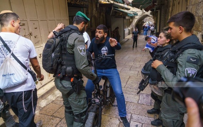 18日の挑発的な「国旗行進」の最中、東エルサレムのパレスチナ人はイスラエル入植者や警察から嫌がらせや侮辱を受け、暴力を振るわれた。（WAFA）