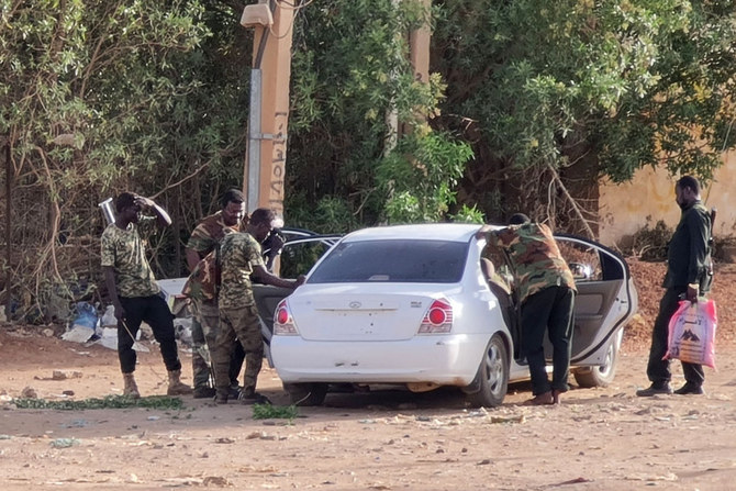対立する2人の司令官の間で暴力的な戦闘が続く中、ハルツームでナンバープレートのない車を捜索するスーダン軍所属の治安部隊の隊員たち。2023年5月20日撮影。（AFP）