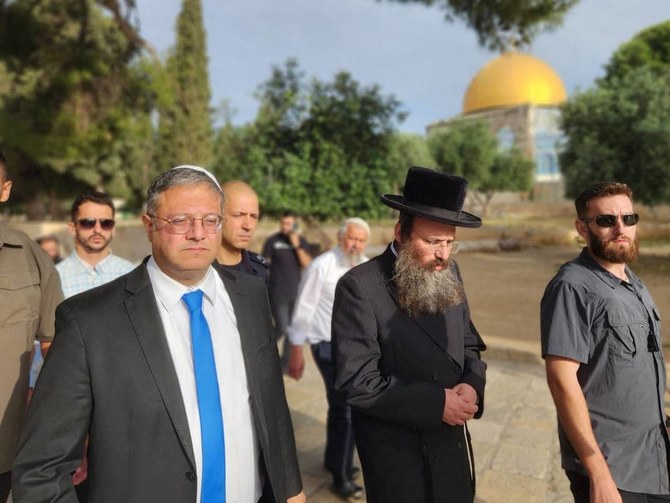  2023年5月21日、エルサレムのアル・アクサモスクの中庭を歩くイスラエルのイタマル・ベングビール国家治安相（左）。（AFP）