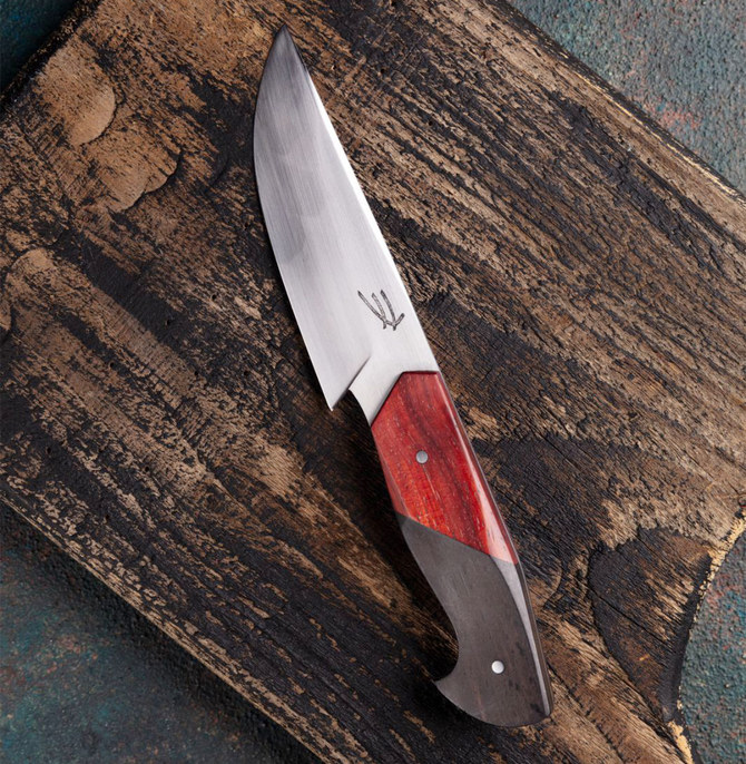 アラワミ氏のナイフ作りの工程は、作品がキッチンナイフか狩猟用ナイフかを決めることから始まり、次に高炭素鋼やステンレス鋼の輸入材料を選び、最後は品質基準に合っているかテストするところで終わる。（提供写真）