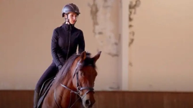 Al Arabiyaの独占映像は、彼女のお気に入りの娯楽である彼女が馬に乗っているRajwaを捉えた。(Al Arabiya)