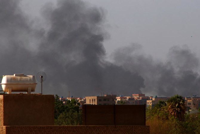 二人の軍人による軍事衝突が続く中、ハルツームでは遠くで煙が立ち上っている。2023年5月22日（AFP）