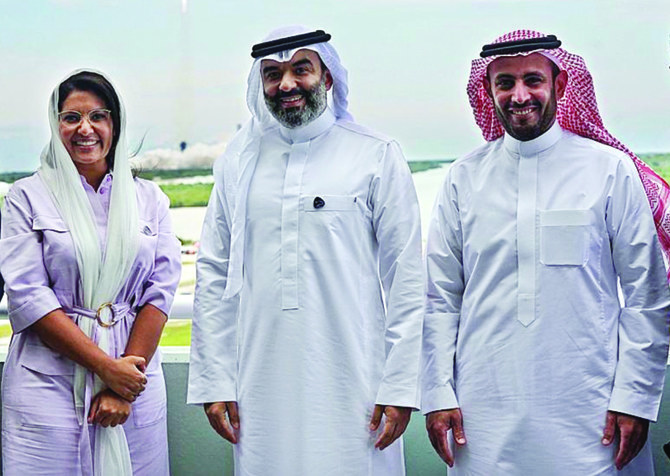 サウジアラビア宇宙委員会のアブドゥラー・ビン・アメール・アルスワハ理事長や通信情報技術委員会のムハンマド・アルタミミ委員長ら政府高官たちと共にAx-2打ち上げに臨むリーマ・ビント・バンダル王女。（Twitter / msTamimi）