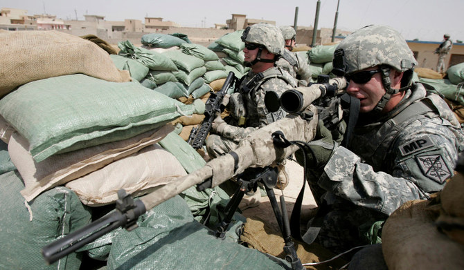 バグダッドの北、モスルにあるアル・カラマ警察本部での米軍の訓練において、警察の建物の屋上に陣取る米国兵士（2009年6月16日）。（ロイター）