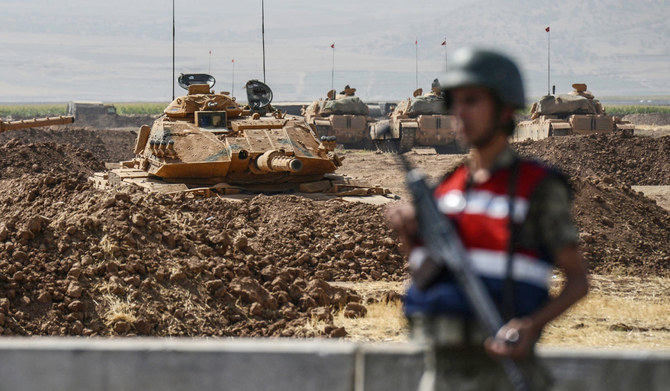 2017年9月27日にシロピ地区で行われた軍事演習中に、トルコとイラクの国境にあるハブール検問所の近くで警備しているとみられるトルコ憲兵隊の戦車。（AFP通信）