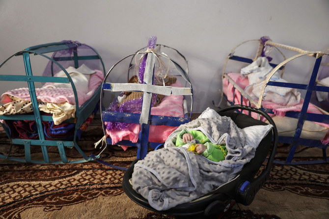 シリアの同伴者のいない子供や生まれの分からない子供を保護している施設「チャイルド・ハウシズ」の赤ちゃんたち。反体制派支配地域のイドリブ。（AFP）