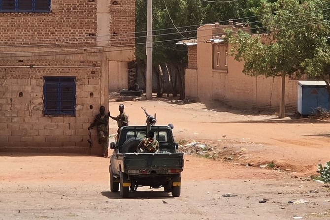 建物の傍で休むスーダン国軍の兵士たち。2023年5月25日、ハルツーム。（AFP）