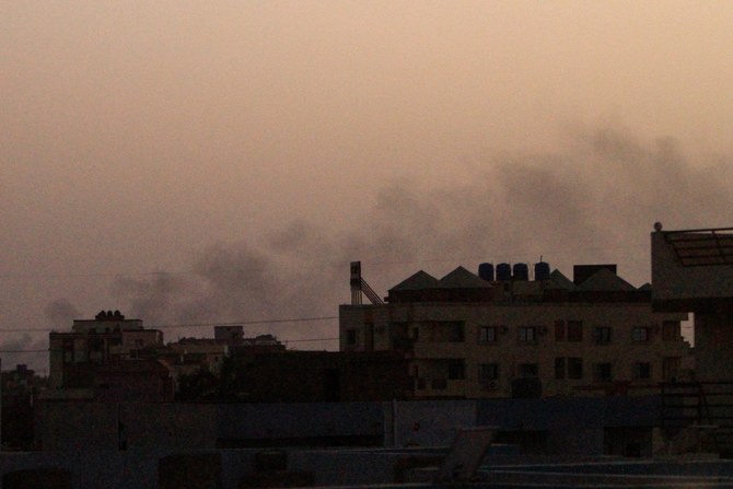 2023年5月27日、ハルツーム南部の建物の後ろで煙が噴き出している。（AFP通信）