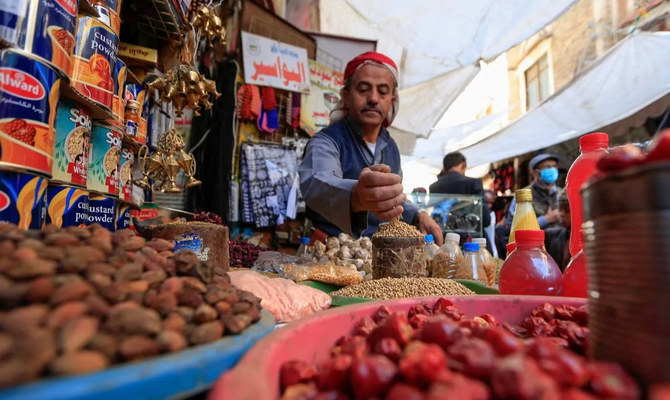 イエメンの首都サヌアにある旧市街の市場で客を待つイエメン人販売者。（AFP/資料）