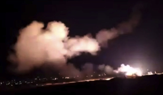 シリアの国営通信社SANA（シリア・アラブ通信）が提供した映像からのスクリーンショットから。2018年12月25日火曜日、シリアのダマスカス近郊の上空にミサイルが飛来している。（AP）