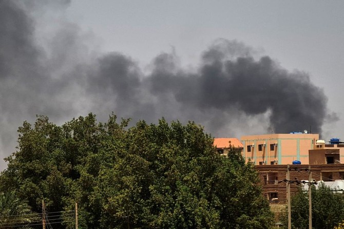 1週間の停戦が始まってから数日経過したスーダンの首都ハルツームで煙が立ち込める。（ファイル/AFP）