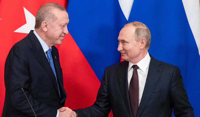 2020年3月5日撮影の写真。ロシアのプーチン大統領とトルコのエルドアン大統領が、モスクワのクレムリンでの会談後の共同記者会見にて、声明発表の最後に握手しているところ。（AFP）