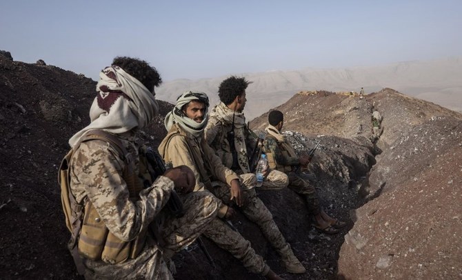 フーシ派との衝突後の親政府戦闘員たち。2021年6月20日、イエメンのマアリブ近郊のカッサラの前線。（写真：AP）
