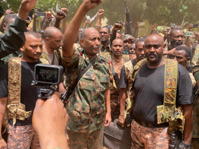 2023年5月30日に公開されたこの写真（撮影場所不明）で、軍隊の中に立つスーダンのアブドゥルファッターフ・アル・ブルハン将軍。（スーダン国軍 / ロイター経由の資料）