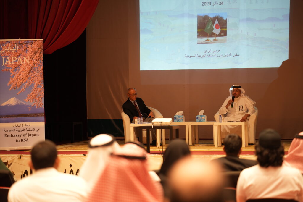 リヤドの文学クラブの主催者アブドルラフマン・アル・ジャセル氏が駐サウジアラビア日本大使岩井文男閣下の紹介をした様子。（SRMG - オマル・アルフゲイル）