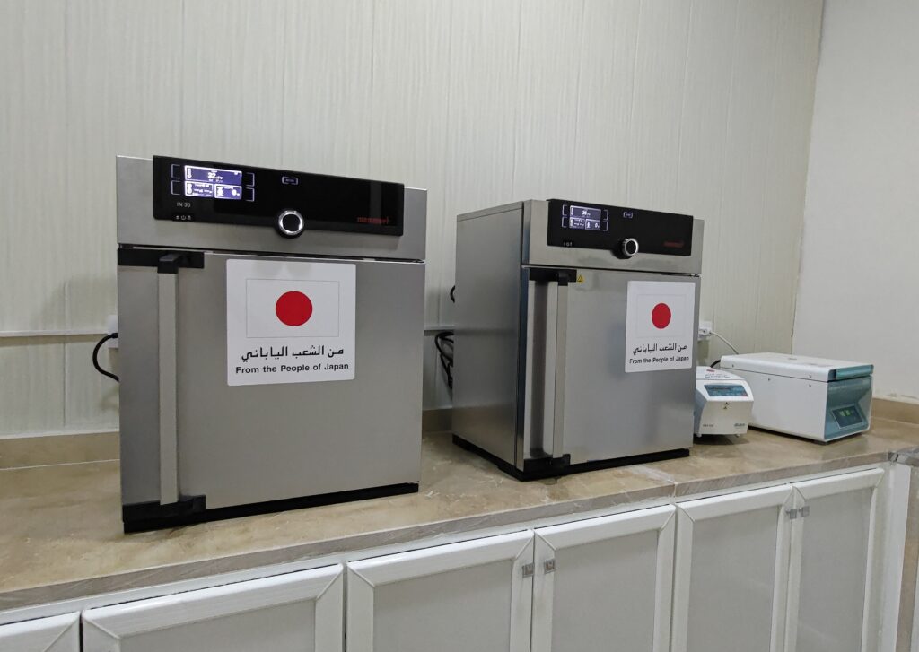 新しい機器が導入された血液検査室。レバノンのダフル・エル・アフマールにあるUPWの診療所。（提供写真）