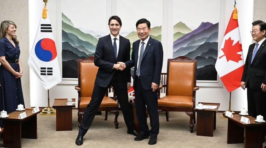 こうした行動は韓国ではよく知られており、2人の身長を同じくらいにする意味合いがある。(ツイッター)