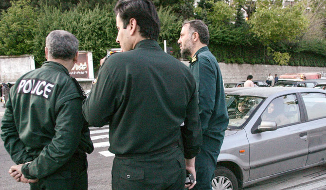 テヘランで警備にあたるイランの警察官。（AFP／ファイル）