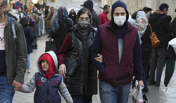 イランのテヘランにあるダウンタウンの商業地区を歩く人々。（AP通信）