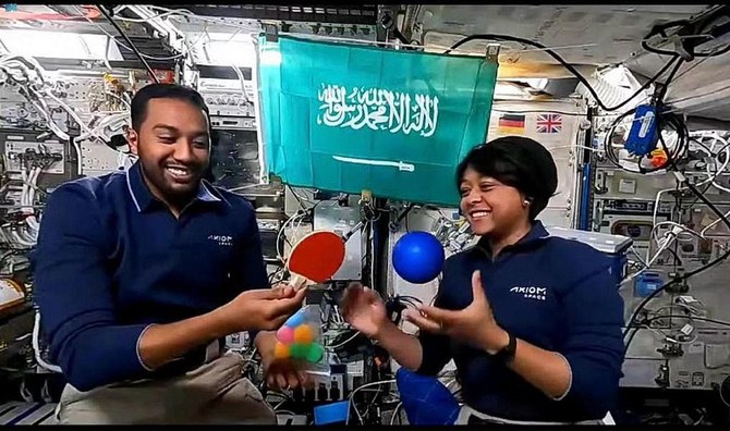 サウジアラビアの宇宙飛行士ラヤナ・バルナウィ氏とアリ・アル・カルニ氏は、ISSから中継でサウジアラビアの小学生と教育的実験を行った。（SPA）