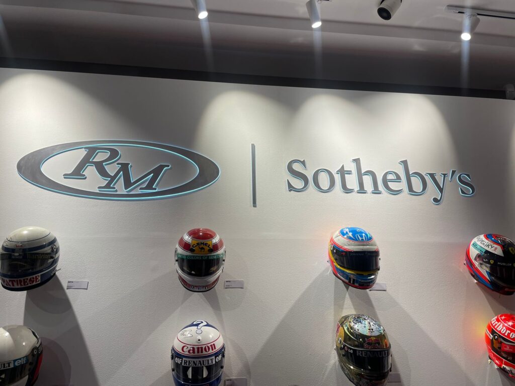 会場には、バイクのヘルメットや人気レーシングドライバーのジャケットなど、ヴィンテージのアイテムも展示された。 (アラブニュース・ジャパン)