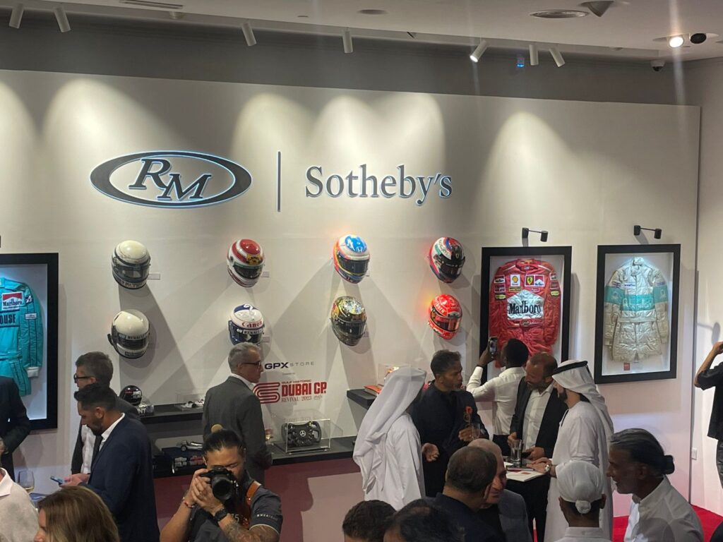 会場には、バイクのヘルメットや人気レーシングドライバーのジャケットなど、ヴィンテージのアイテムも展示された。 (アラブニュース・ジャパン)