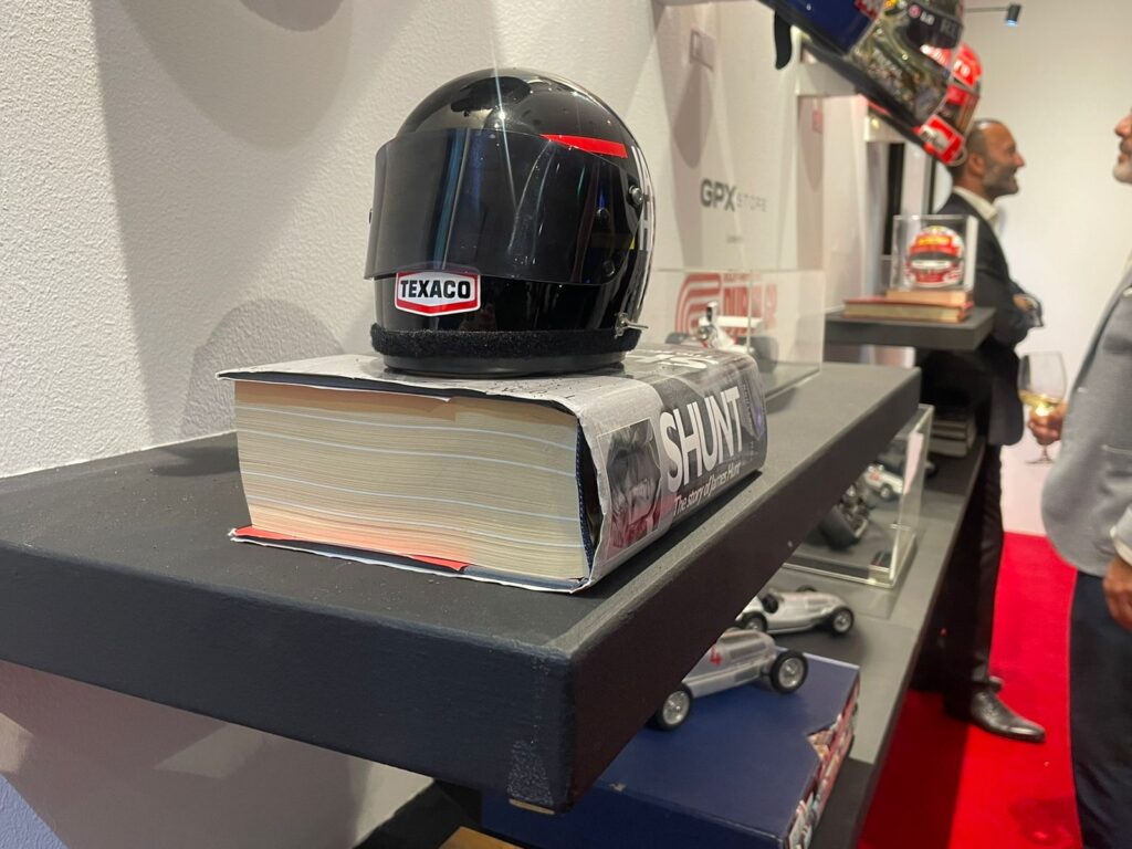 会場には、バイクのヘルメットや人気レーシングドライバーのジャケットなど、ヴィンテージのアイテムも展示された。 (アラブニュース・ジャパン)