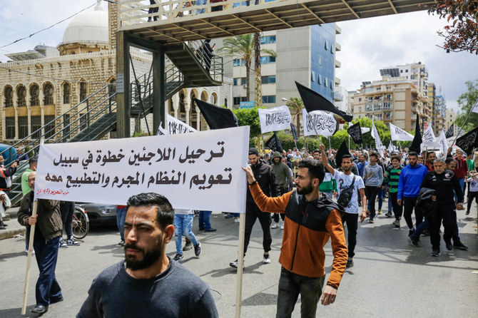 シリア難民の強制送還に抗議する活動家たち。2023年4月28日、レバノンのトリポリ。（AFP）