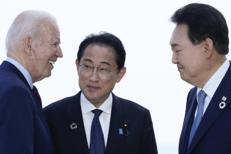 広島で開催されたG7サミットに合わせて行われた3者会談前、日本の岸田文雄首相、韓国のユン・ソクヨル大統領（右）と話す米国のジョー・バイデン大統領（左）。2023年5月21日撮影。（AP/資料写真）
