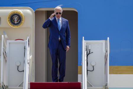 2023年5月17日水曜日、G7に出席するため日本の広島に赴くジョー・バイデン大統領が、マサチューセッツ州アンドルーズ空軍基地でエアフォースワンに乗り込み、敬礼した。（AP）