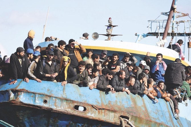 2022年11月22日、ギリシャのクレタ島沖で行われた救助活動の後、パレオコラ港で漁船に乗った移民。（ロイター/資料写真）