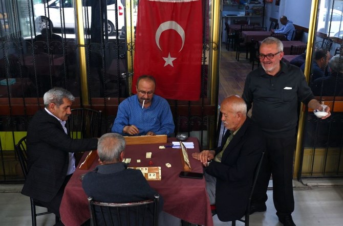 5月14日のトルコ大統領選挙・議会選挙の後、カフェでオケイに興じる人々。2023年5月15日、トルコのアンカラ。（ロイター）
