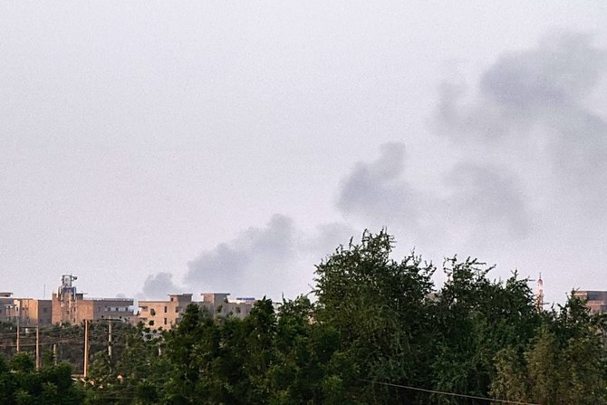 2023年5月20日、ハルツームで対立する2つの軍事勢力の間で暴力的衝突が続く中、建物の上に煙が立ち込めている。(AFP通信)